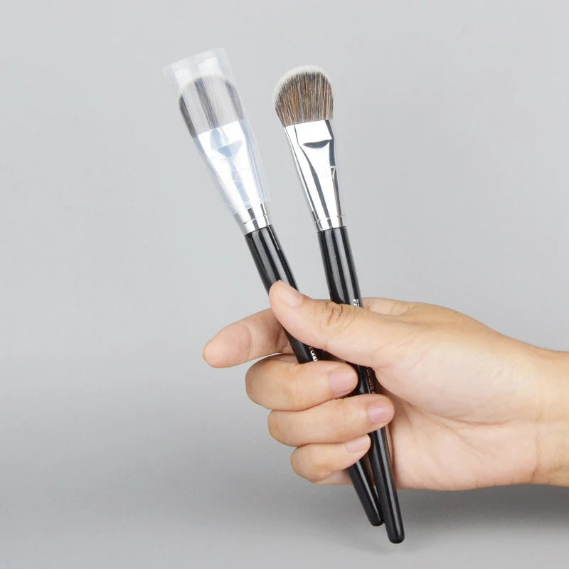 MAKEUP BRUSH