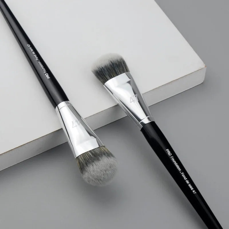 MAKEUP BRUSH