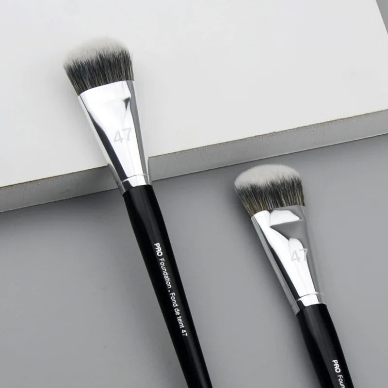 MAKEUP BRUSH